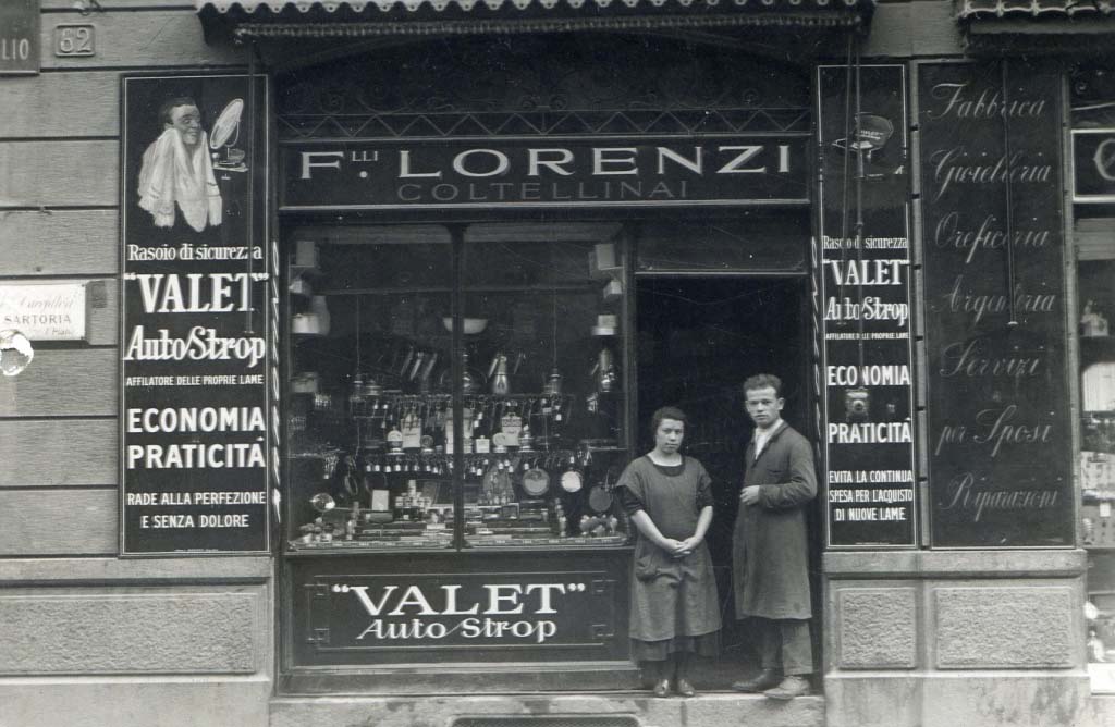 alzi la serranda tutti i giorni e attendi che i clienti entrino..